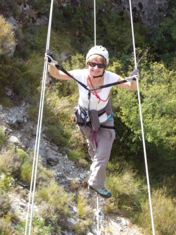 Bianca sul ponte himalayano (57394 bytes)